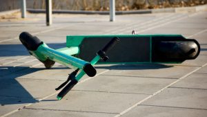 Brokenelectricscooterlyingonthesidewalk